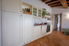 Family Apartment, Multiple Bedrooms, Mountainside (Liano Violetta -view lake & parking) | Private kitchen | Fridge, oven, stovetop, dishwasher - Liano Iris - Terrace & parking place (Gargnano)