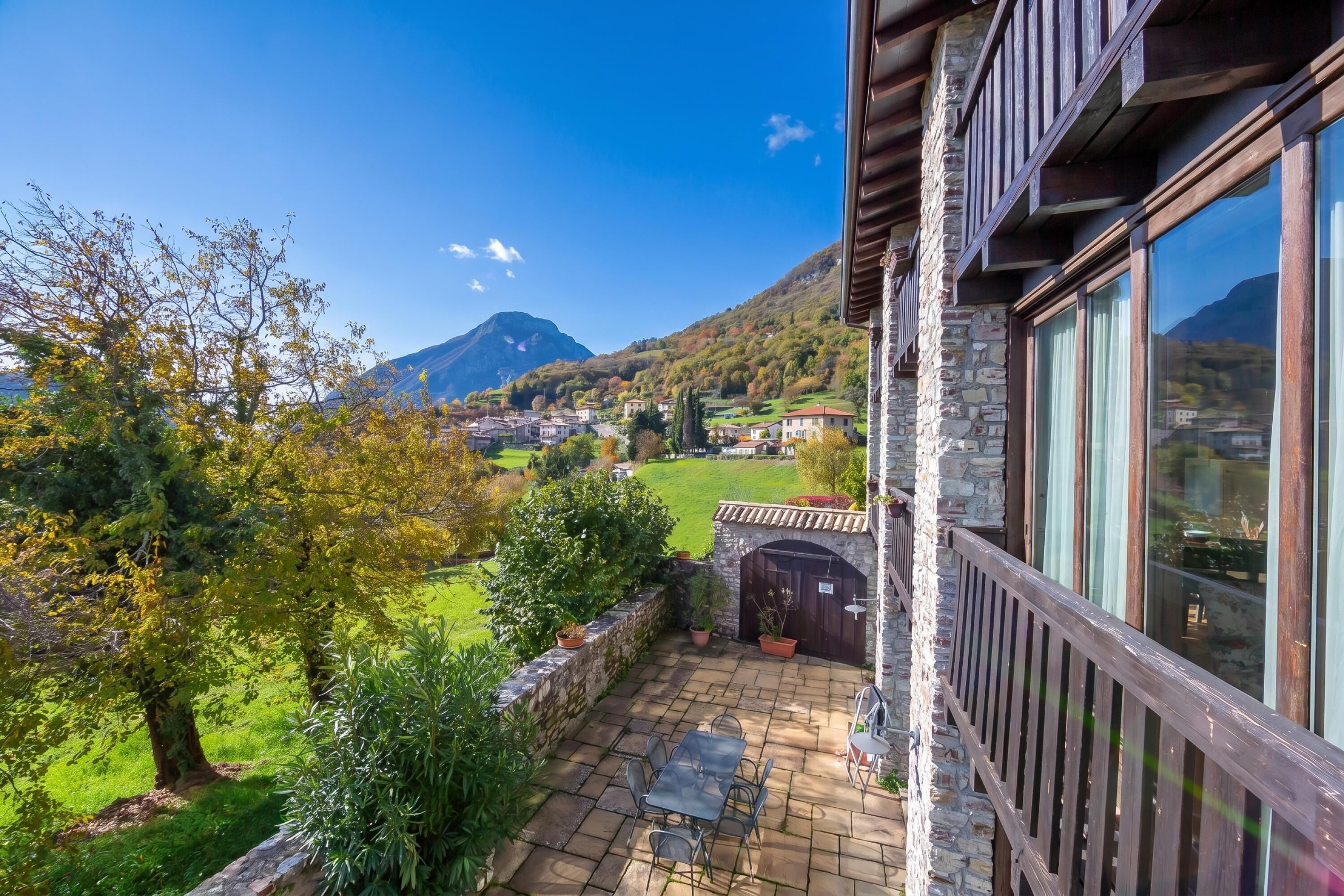 Appartamento familiare, camere multiple, lato montagna (Liano Orchidea-Private Terrace & park) | Terrazza/patio