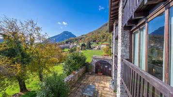 Appartamento familiare, camere multiple, lato montagna (Liano Orchidea-Private Terrace & park) | Terrazza/patio