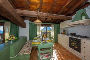 Appartement familial, plusieurs chambres, côté montagne (Liano Rosa-view lake & parking) | Cuisine privée | Réfrigérateur, un four, surface de cuisson, lave-vaisselle