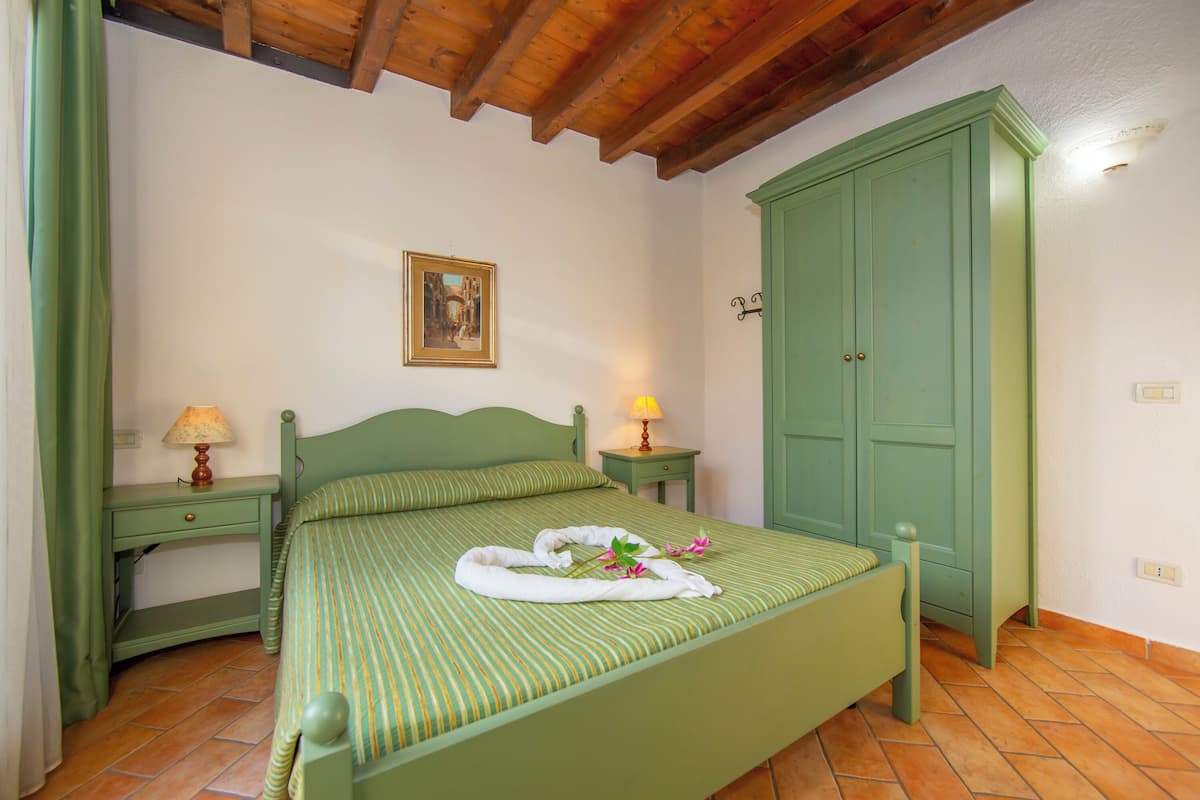 Appartement familial, plusieurs chambres, côté montagne (Liano Ginestra -Terrace & parking) | 1 chambre, accès au Wi-Fi (inclus), literie fournie