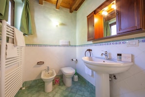 Familienapartment, Mehrere Schlafzimmer, Bergseite (Liano Mimosa -relax & priv parking) | Badezimmer