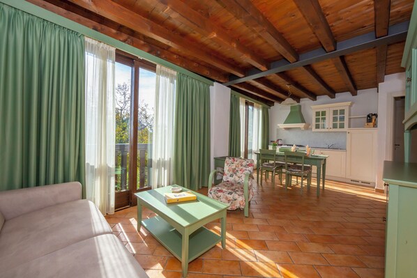 Appartement familial, plusieurs chambres, côté montagne (Liano Mimosa -relax & priv parking) | 1 chambre, accès au Wi-Fi (inclus), literie fournie