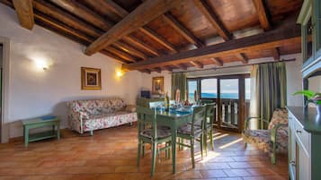 Family Apartment, Multiple Bedrooms, Mountainside (Liano Violetta -view lake & parking) | Living area