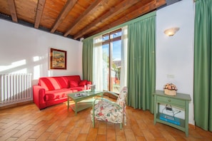 Familienapartment, Mehrere Schlafzimmer, Bergseite (Liano Ginestra -Terrace & parking) | Wohnbereich