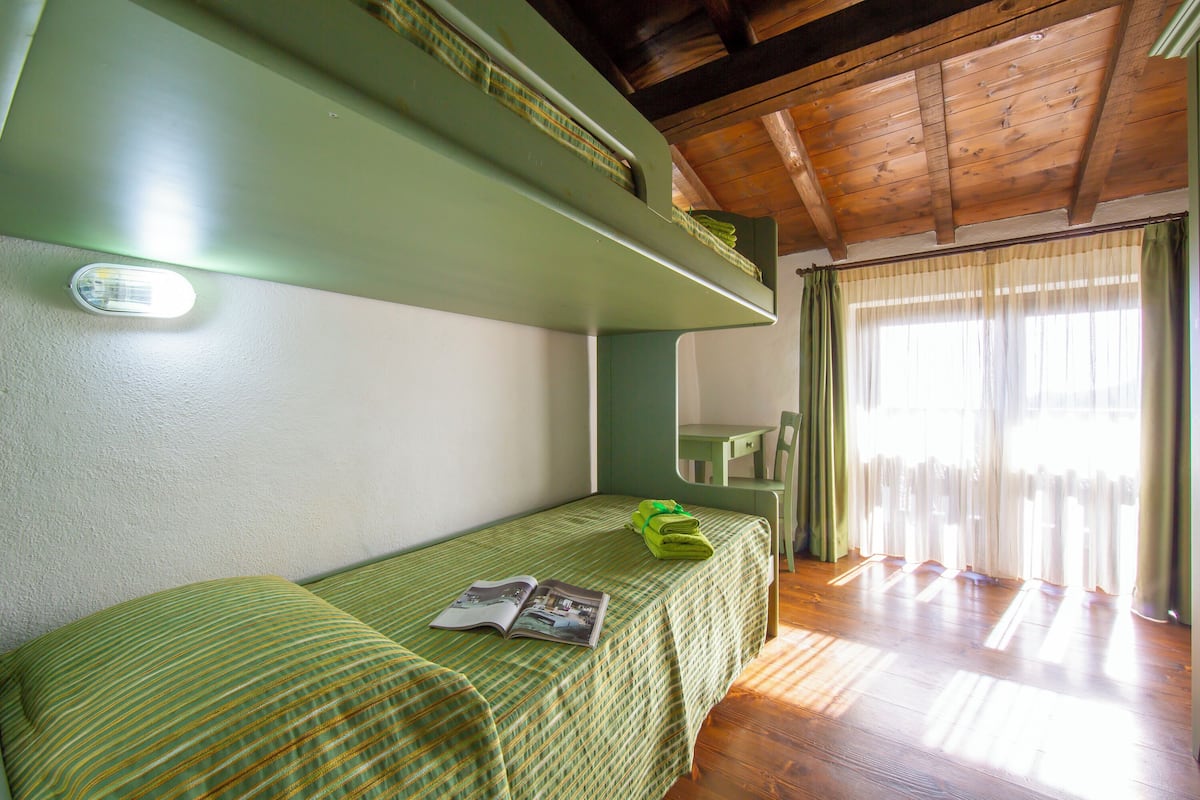 Appartement familial, plusieurs chambres, côté montagne (Liano Violetta -view lake & parking) | 1 chambre, accès au Wi-Fi (inclus), literie fournie