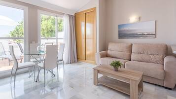 Een 21-inch flatscreentelevisie met kabelzenders