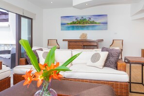 Living area - 1111 Pearl Court at Pristine Bay (Roatan)