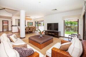 Living area - 1111 Pearl Court at Pristine Bay (Roatan)