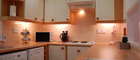 雪櫃、微波爐、焗爐、洗碗機