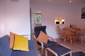 DVD player, books - No 6 at Dolgoch Falls Cottages (Bryncrug)