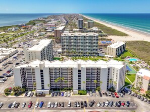 A high-rise hotel with multiple floors, a parking lot, and a beach view. - Saida 1 404 - 2 bdrm/2 bath, recently renovated at South Padre Island's premier resort (South Padre Island)