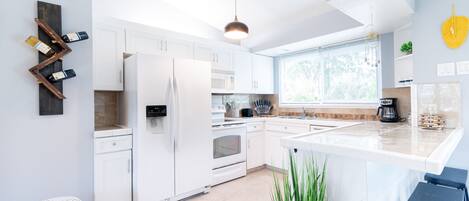 冷蔵庫、電子レンジ、オーブン、コンロ