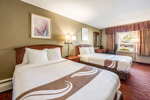 Escritorio, tabla de planchar con plancha, wifi gratis y ropa de cama