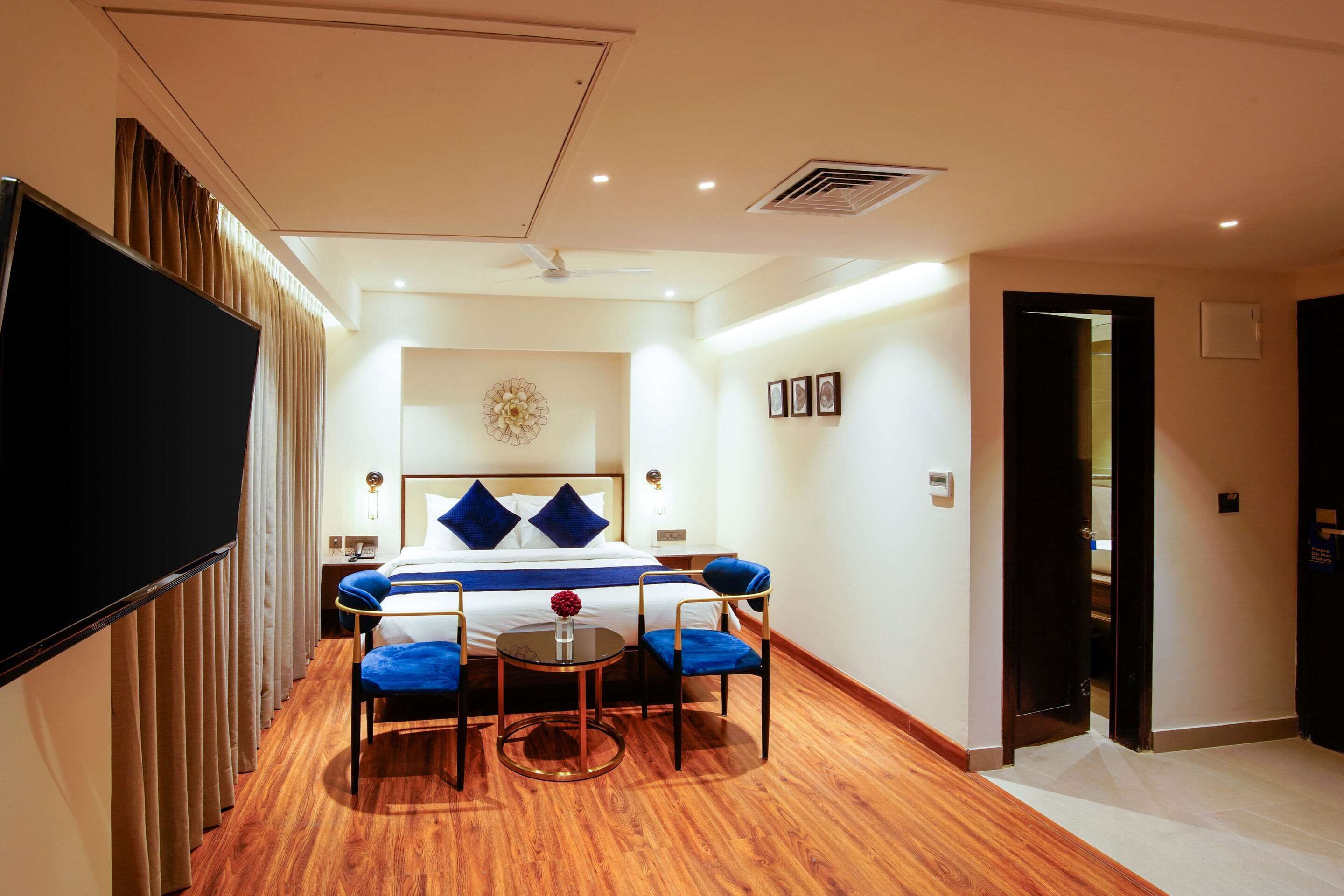 Suite, 1 Double Bed, Non Smoking | Minibar, desk, soundproofing, iron/ironing board