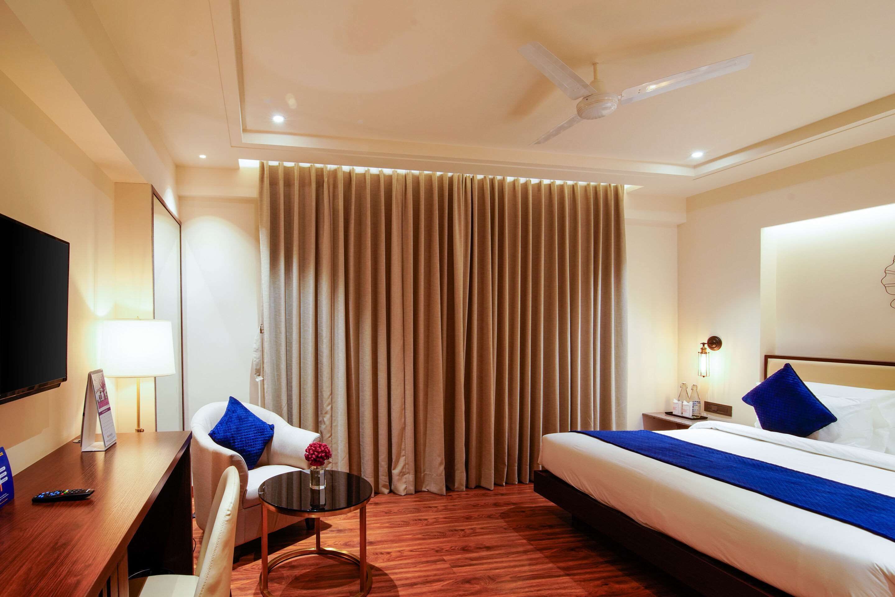 Standard Room, 1 King Bed, Non Smoking | Minibar, desk, soundproofing, iron/ironing board