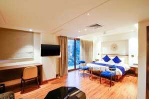 ห้องสวีท, เตียงใหญ่ 1 เตียง, ปลอดบุหรี่ | มินิบาร์, โต๊ะทำงาน, ห้องเก็บเสียง, เตารีด/โต๊ะรีดผ้า