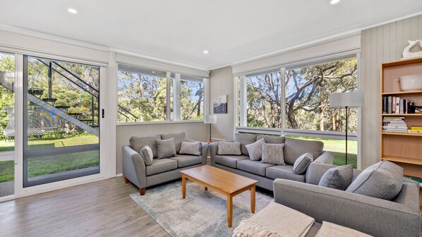 Televisio, DVD-soitin, kirjoja