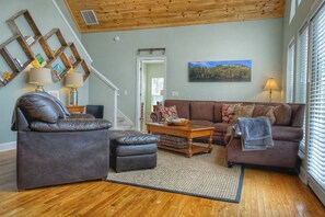 Smart-TV, peis, DVD-spiller og bøker