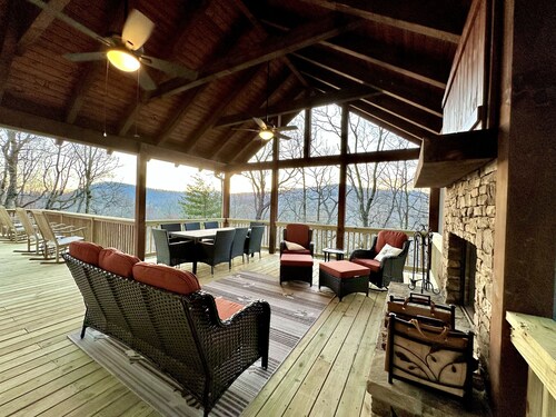 Cozy Cabin with Mountain Views, Pet Friendly, 3 Miles from Downtown Highlands