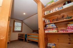 3 bedrooms, desk, travel cot, free WiFi