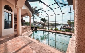 A heated pool - Expansive views, private pool, 5 min. to beach. (Cape Coral)