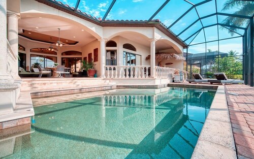 Expansive views, private pool, 5 min. to beach.