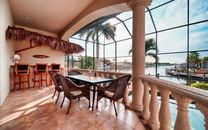 Dining - Expansive views, private pool, 5 min. to beach. (Cape Coral)