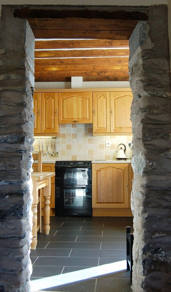 Four, lave-vaisselle, tables à manger