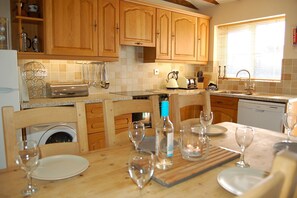 Four, lave-vaisselle, tables à manger