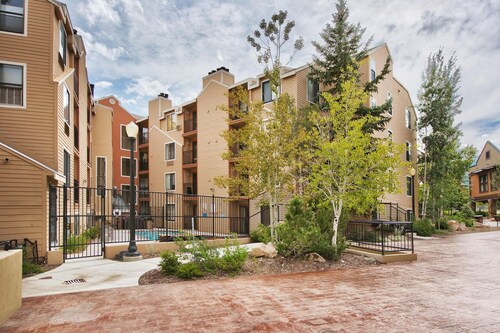 Carriage House 1BR | Ski Slope Views | Fireplace | Pool & Hot Tub