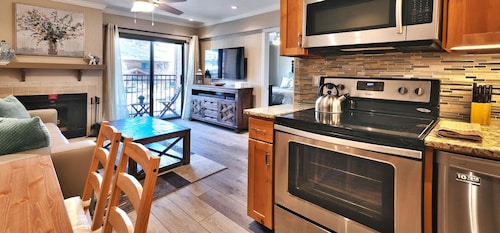 Carriage House 1BR | Ski Slope Views | Fireplace | Pool & Hot Tub
