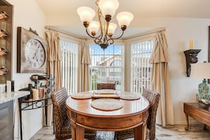 Dining - Entire gorgeous condo close to parks, Disney and restaurant. (Kissimmee)