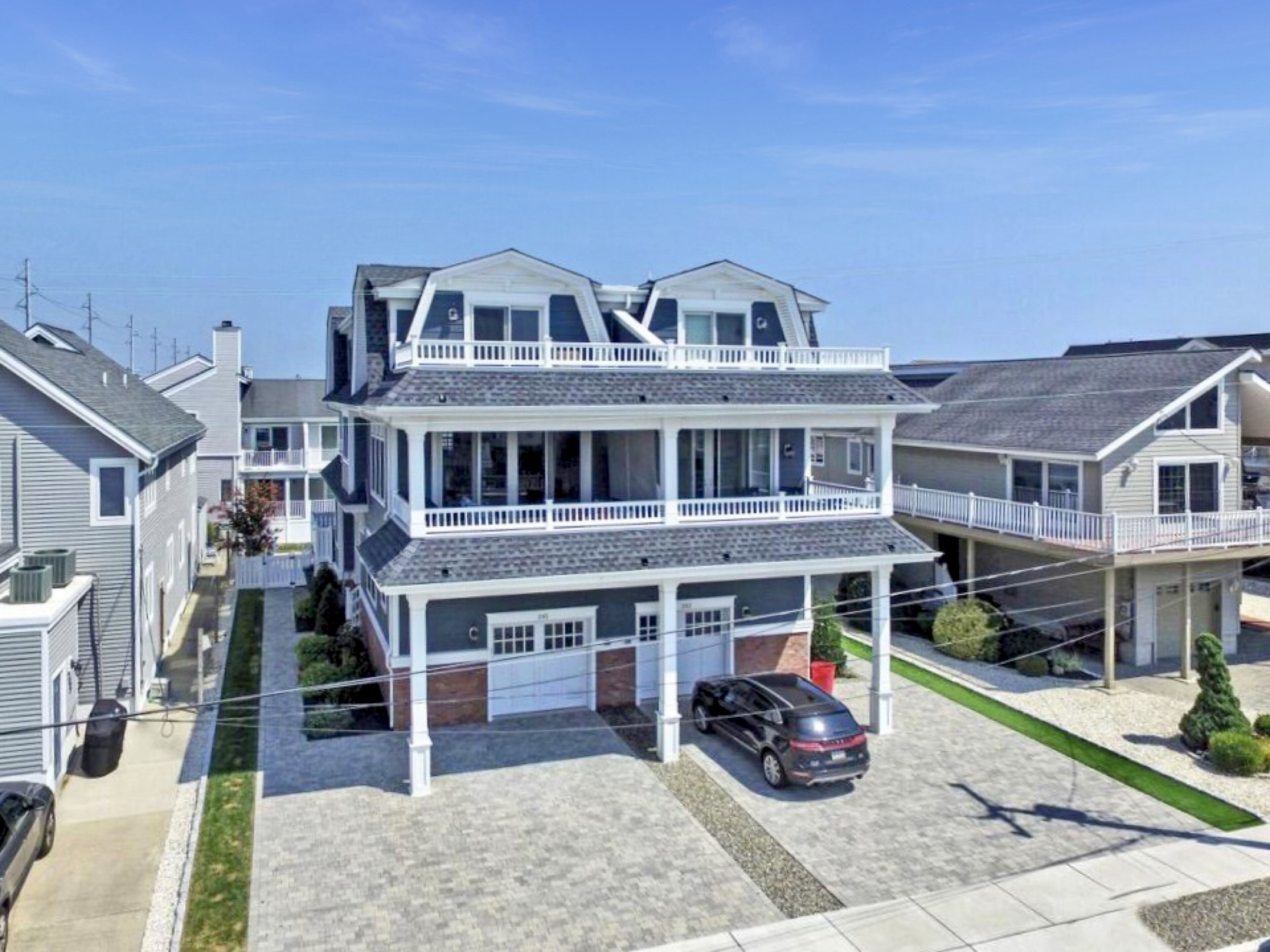 The home offers a private heated pool and is only one and half block walk to the 67th Street beach, one of <br>the least crowded and widest beaches on island.