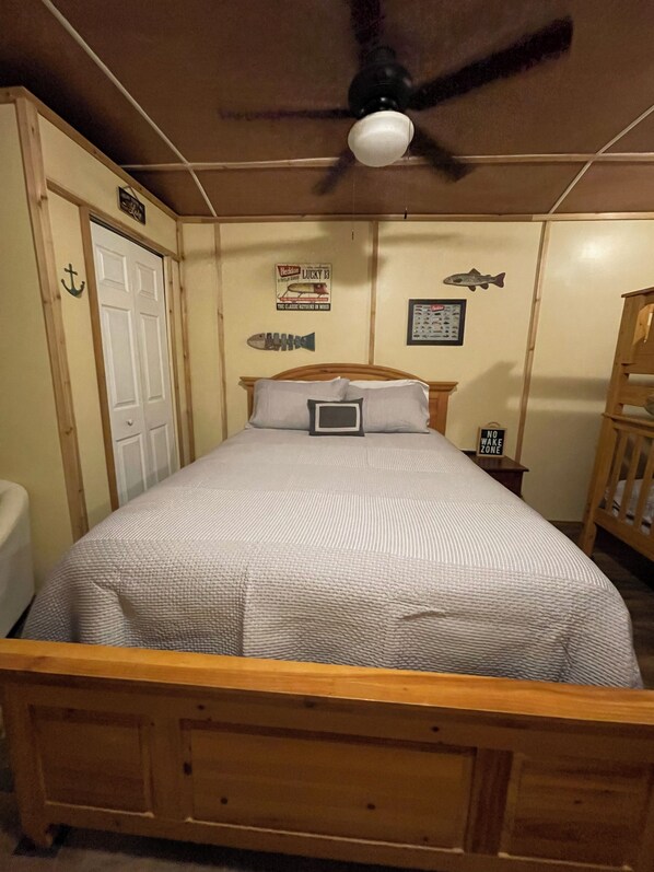 1 bedroom, bed sheets