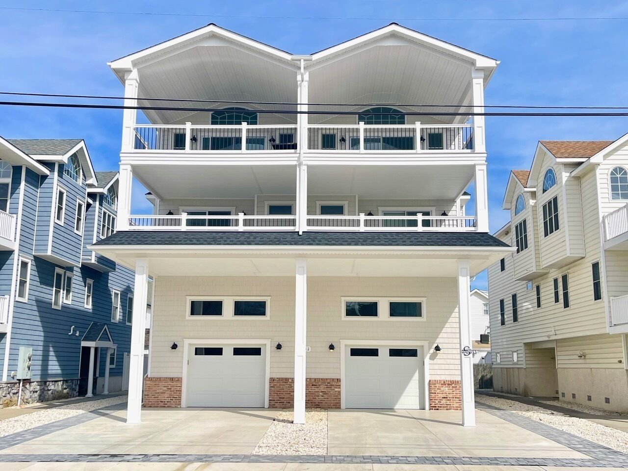 Townhome Centrally located near Promenade, Restaurants and Shopping.