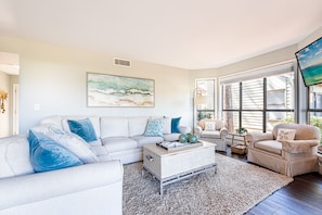 Smart TV, fireplace - Two Golf Carts ~ Bay Views ~ Golf Course Views (Miramar Beach)