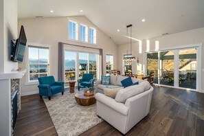 スマートテレビ、暖炉、テレビゲーム機、卓球台