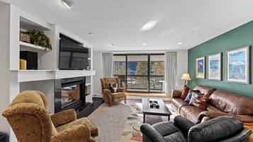 Een televisie en een open haard