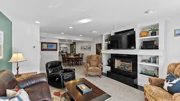 Televisión y chimenea