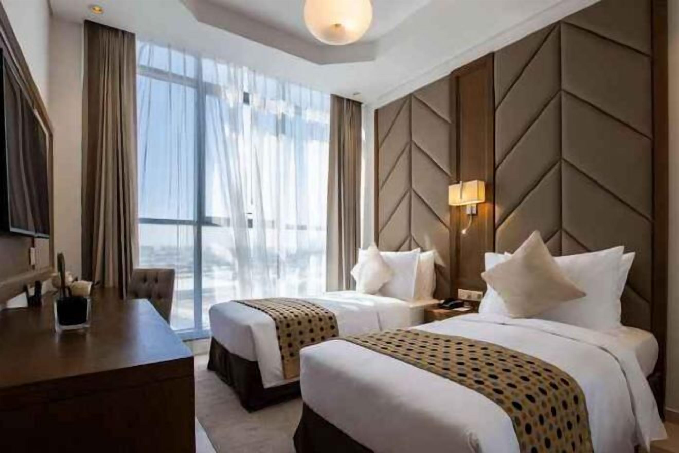 Coffre-fort, fer et planche à repasser, lit de bébé (gratuit)