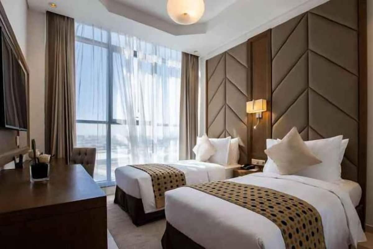 Coffre-fort, fer et planche à repasser, lit de bébé (gratuit)