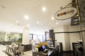 Phục vụ bữa sáng, bữa trưa và bữa tối 