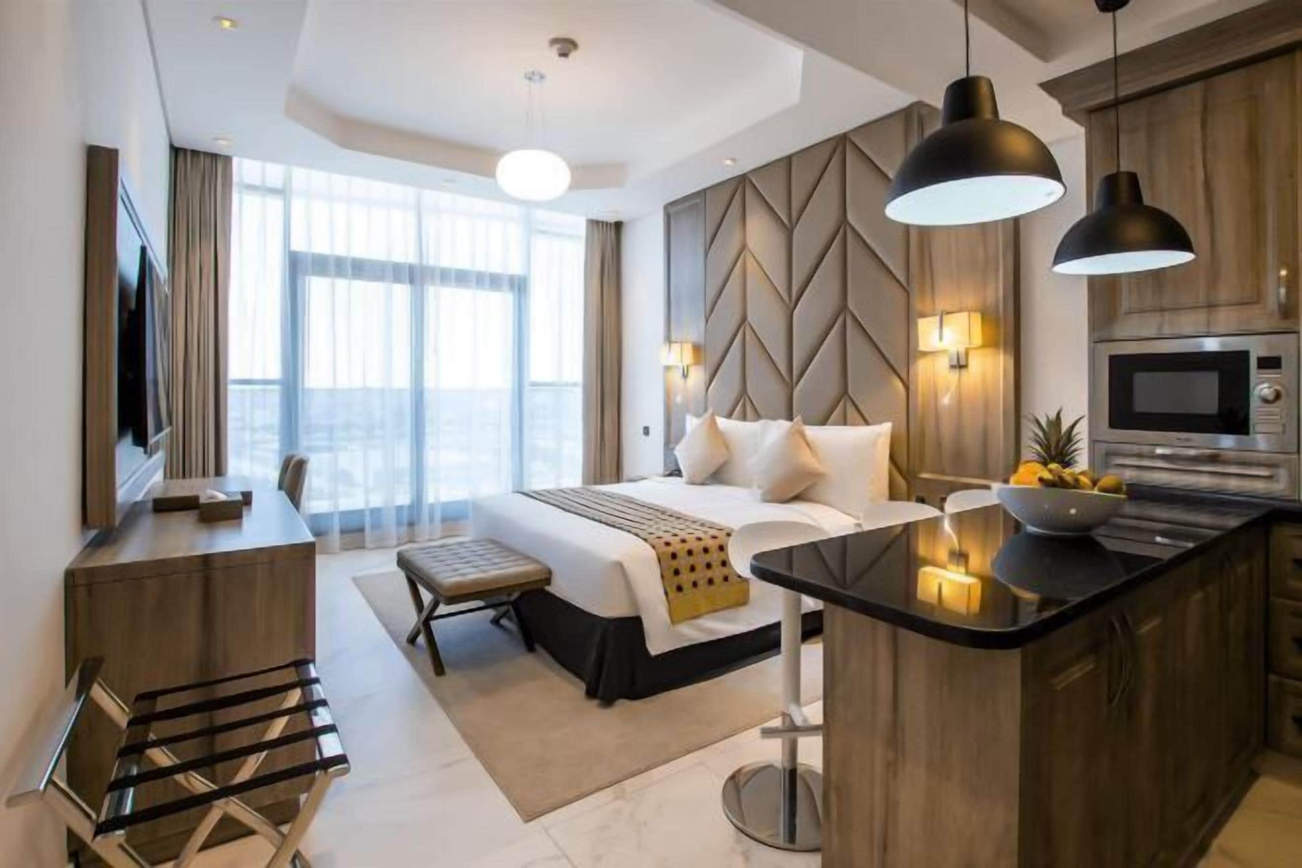 Caja de seguridad en la habitación y tabla de planchar con plancha 