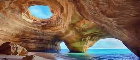 På stranden och solstolar