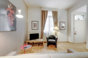 Familie appartement, meerdere slaapkamers (Valentina Home) | Woonruimte | Een 21-inch smart-tv met kabelzenders en een televisie