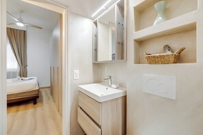 Familjelägenhet - flera sovrum (Valentina Home) | Badrum | Badkar/dusch, hårtork, bidé och handdukar