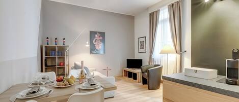 Family Apartment, Multiple Bedrooms (Valentina Home) | Dining