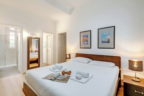 Familienapartment, Mehrere Schlafzimmer (Valentina Home) | 1 Schlafzimmer, Bügeleisen/Bügelbrett, kostenloses WLAN, Bettwäsche