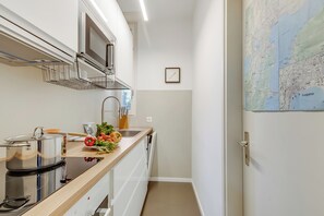 Family Apartment, Multiple Bedrooms (Valentina Home) | Private kitchen | Fridge, microwave, oven, stovetop - Valentina Home (Lugano)